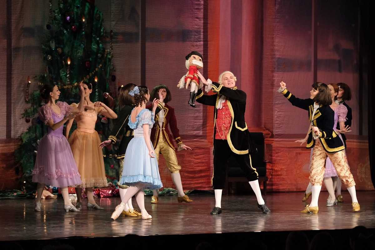 С наступающим Новым годом детей поздравила супруга губернатора Елена Дронова.