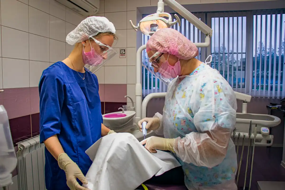 Главный «секретный элемент» новгородской разработки – гелевая подложка для пломбы, содержащая порошок с полезными бактериями.