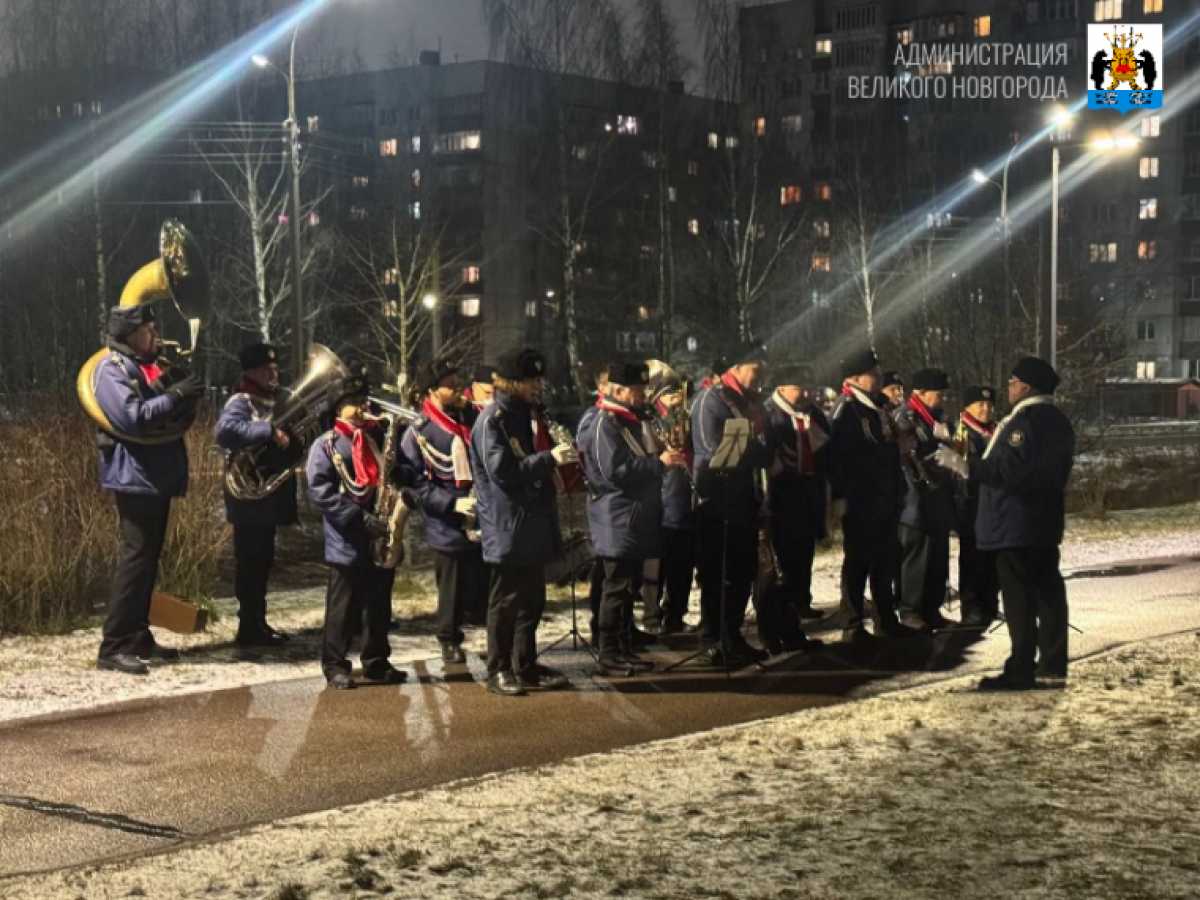 Новгородский городской духовой оркестр устроил концерт в Веряжском парке.