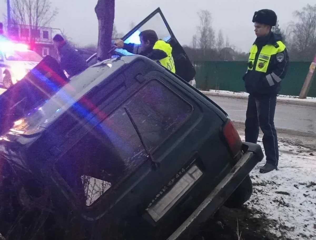 Автомобиль «Нива» съехал в кювет.