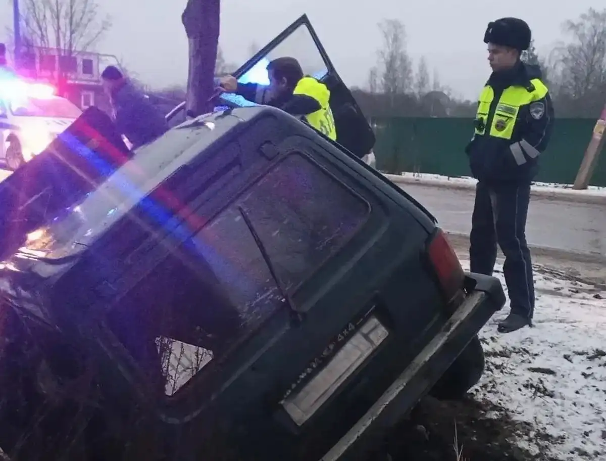 Автомобиль «Нива» съехал в кювет.