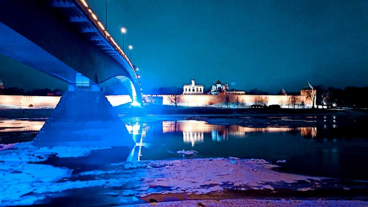 Огнями засияют Владычная палата, Лихудов корпус, Музей письменности, церковь Сергия Радонежского.