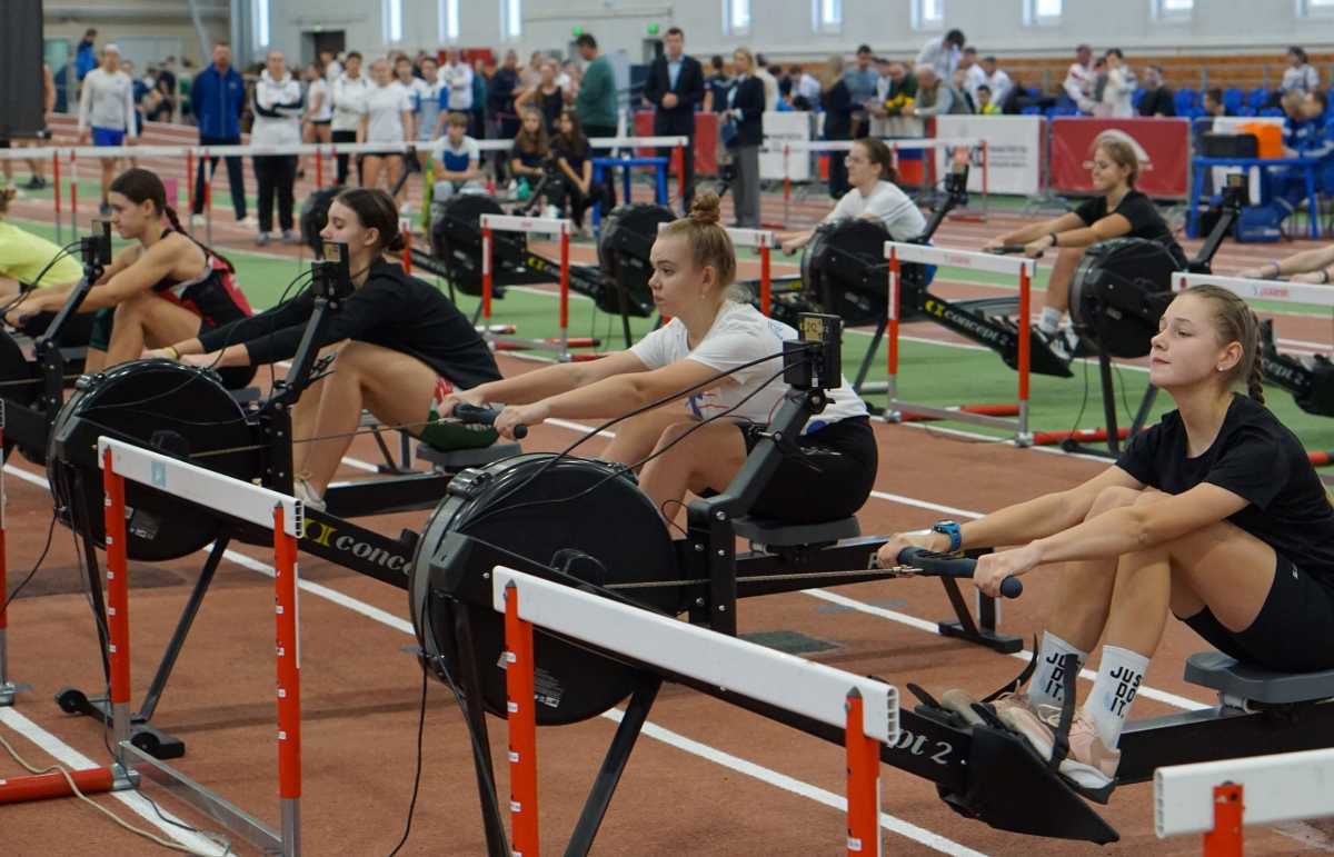 Соревнования по гребле-индор проходят на тренажёрах в помещении.