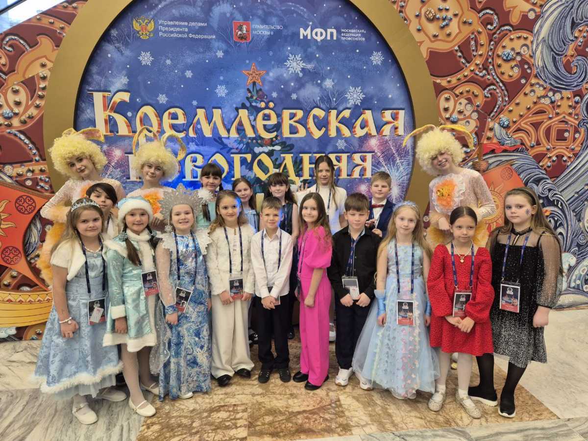 По завершении праздника каждый ребенок получил сладкий подарок, упаковка которого оформлена в виде одной из башен Московского Кремля.