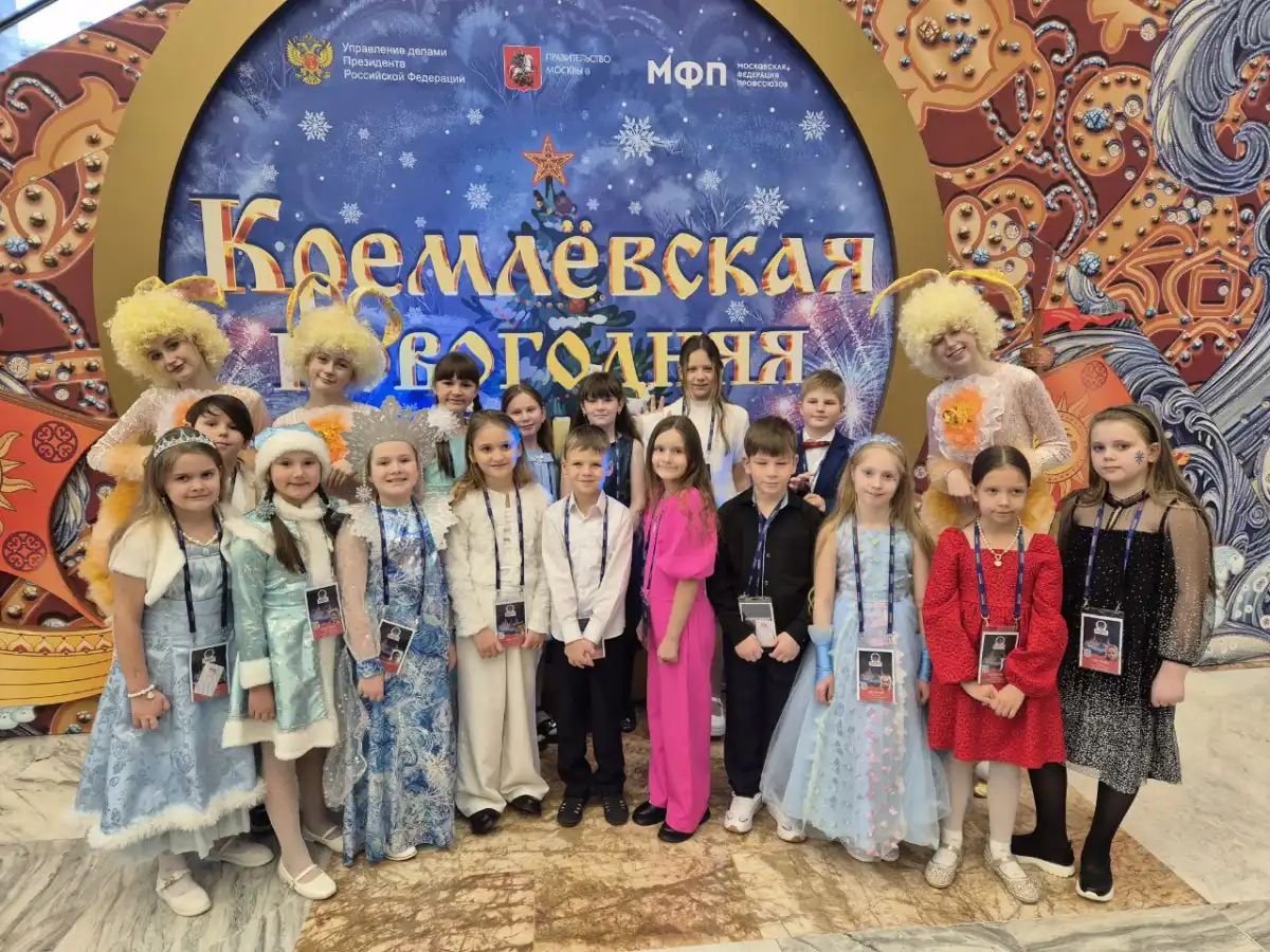 По завершении праздника каждый ребенок получил сладкий подарок, упаковка которого оформлена в виде одной из башен Московского Кремля.