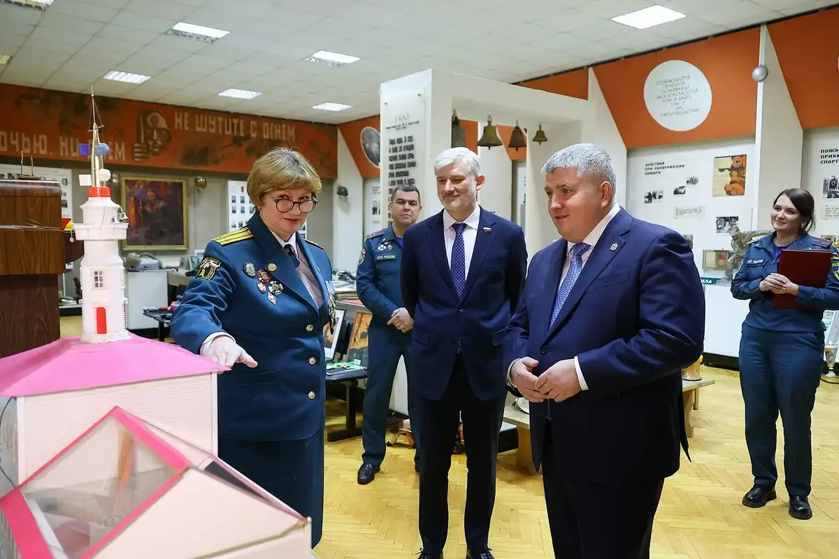 Вместе с сенатором Евгением Дитрихом губернатор Александр Дронов посетил Музей истории пожарной охраны Новгородской области.