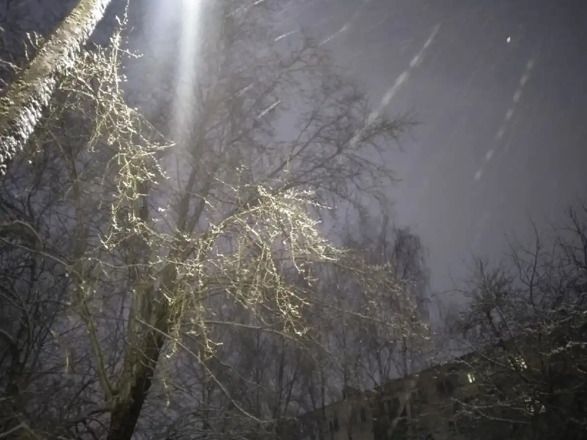 Электроснабжение восстанавливали 49 бригад энергетиков.