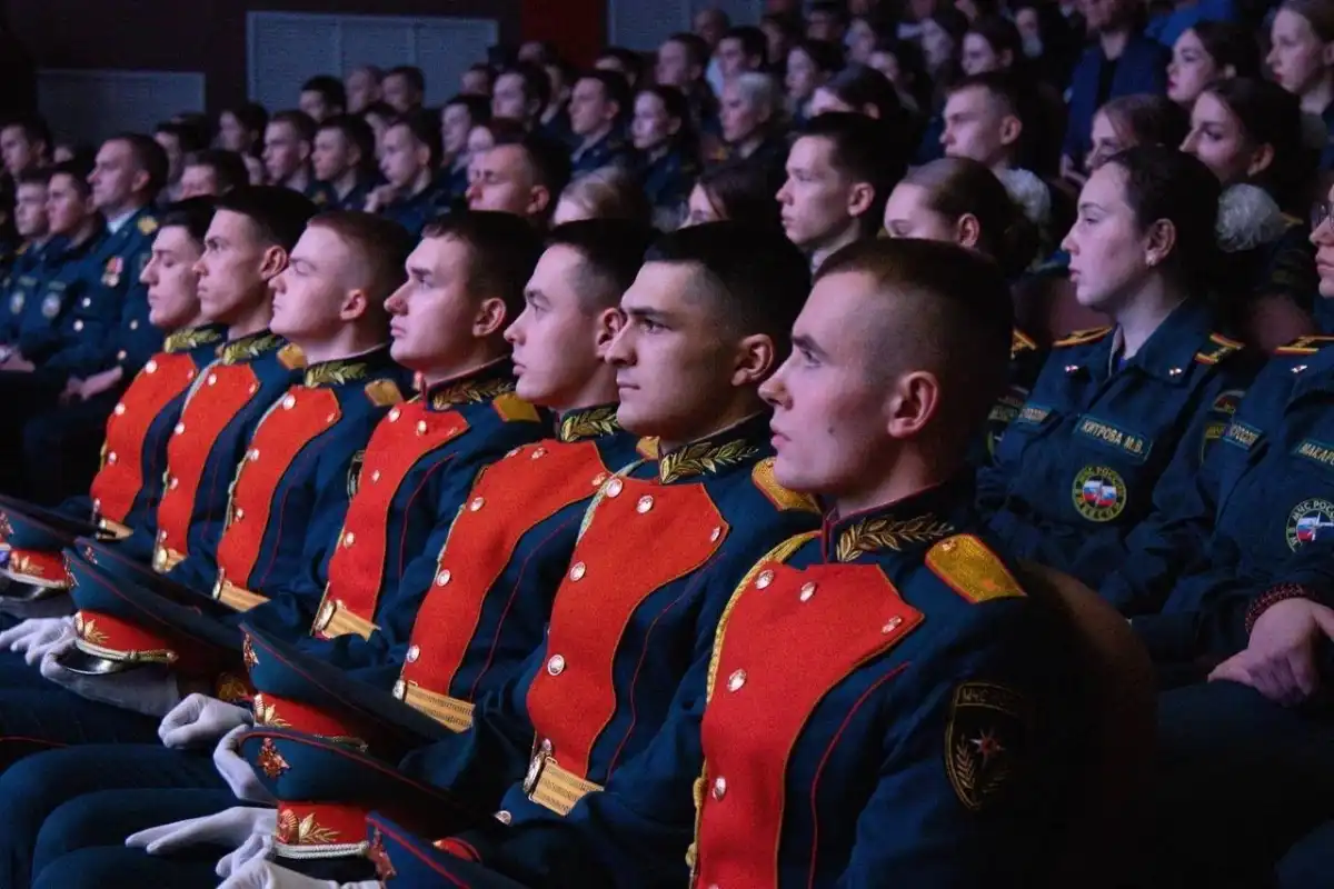 Александр Дронов поздравил сотрудников и студентов Санкт-петербургского университета ГПС МЧС России с Днём спасателя.