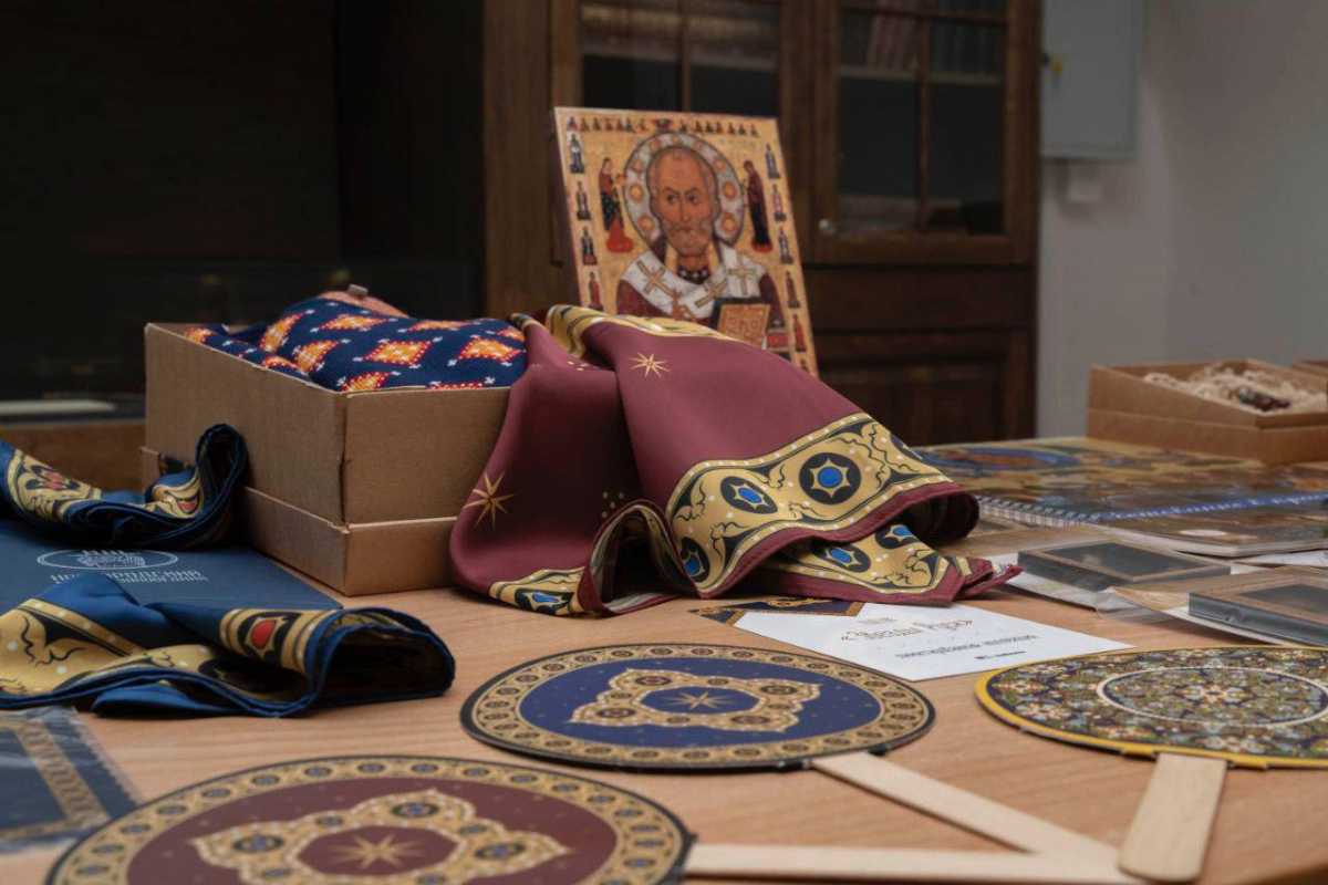 Новгородский музей-заповедник выпустил коллекцию новых сувениров – зонтов, вечеров, картхолдеров, платков.