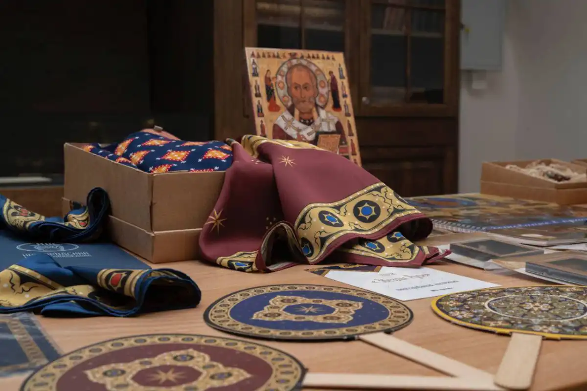 Новгородский музей-заповедник выпустил коллекцию новых сувениров – зонтов, вечеров, картхолдеров, платков.