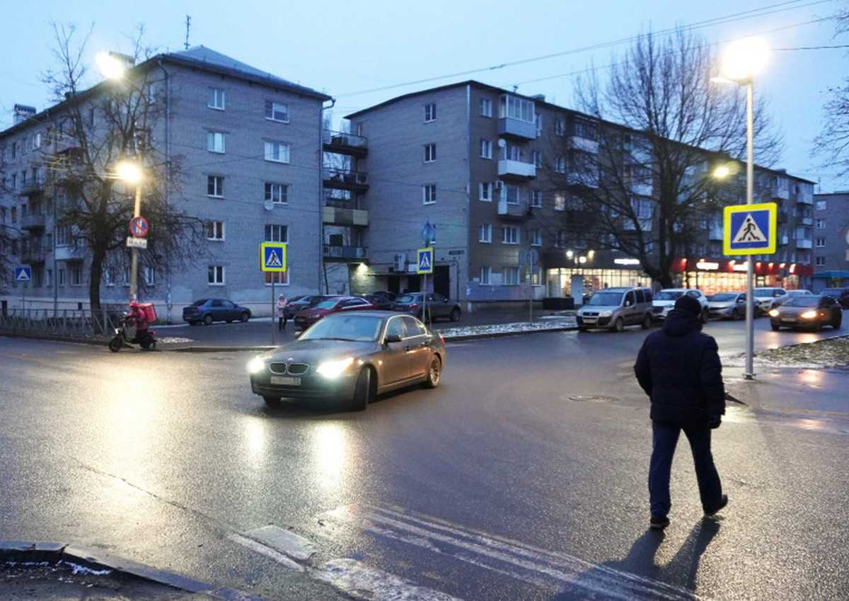 Подсветка работает в автоматическом режиме и включается вместе с основным уличным освещением.