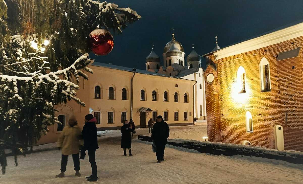 Свет позволит любоваться фасадами Грановитой палаты, Часозвони, церкви Сергия Радонежского и Святой Софии.