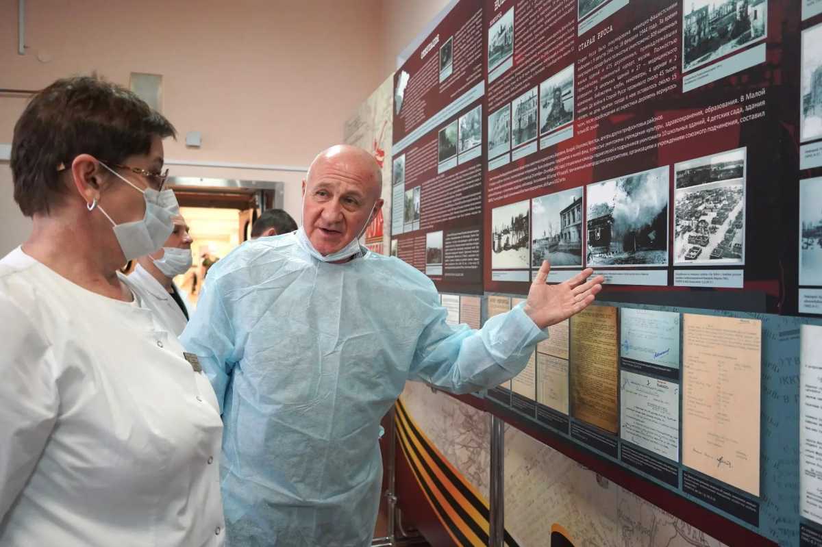 Выставка расположена в переходе между корпусами больницы и Региональным сосудистым центром.