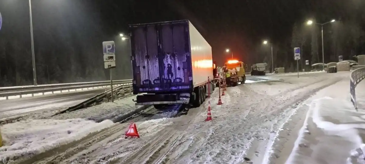 Водитель машины получил сотрясение головного мозга.