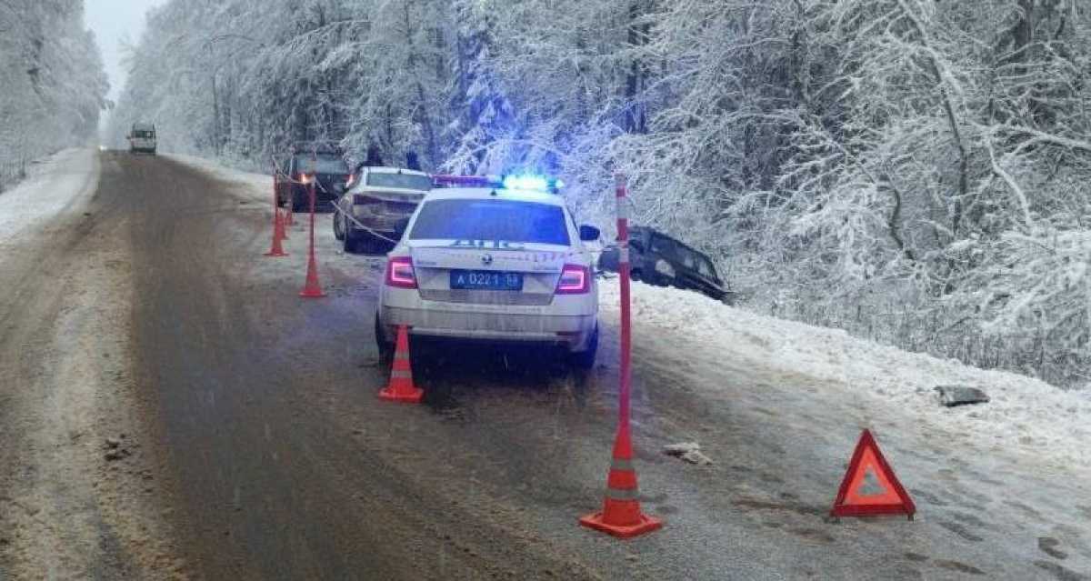 В ДТП пострадали водитель «Соляриса» и пассажирка «Туссана».