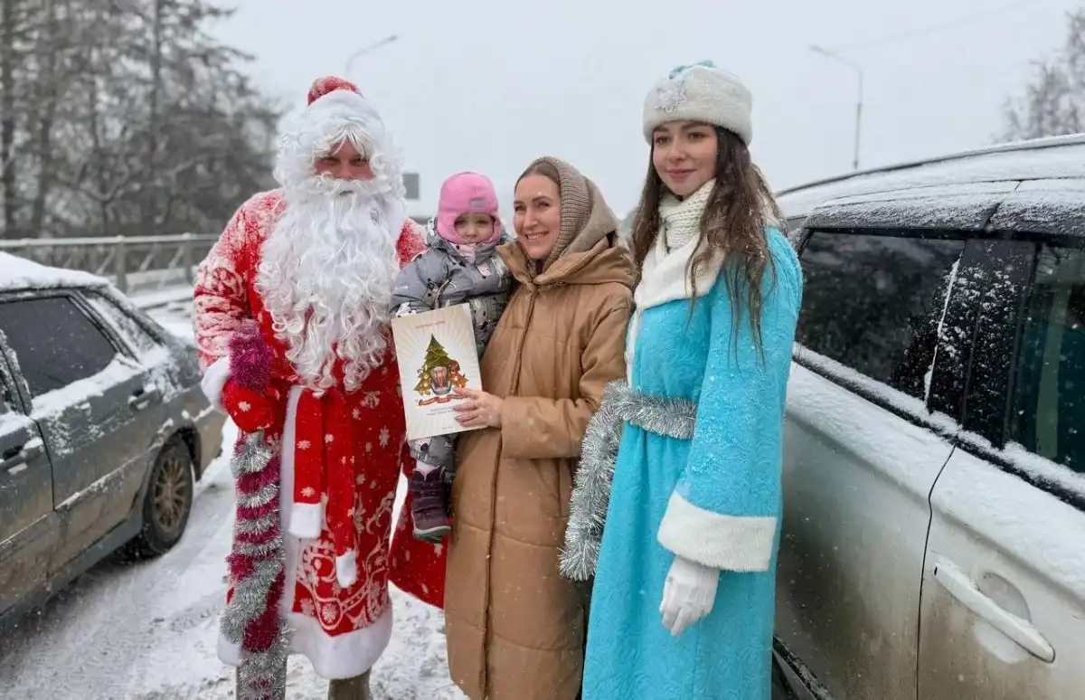 Дед Мороз и Снегурочка поздравили дисциплинированных автомобилистов.