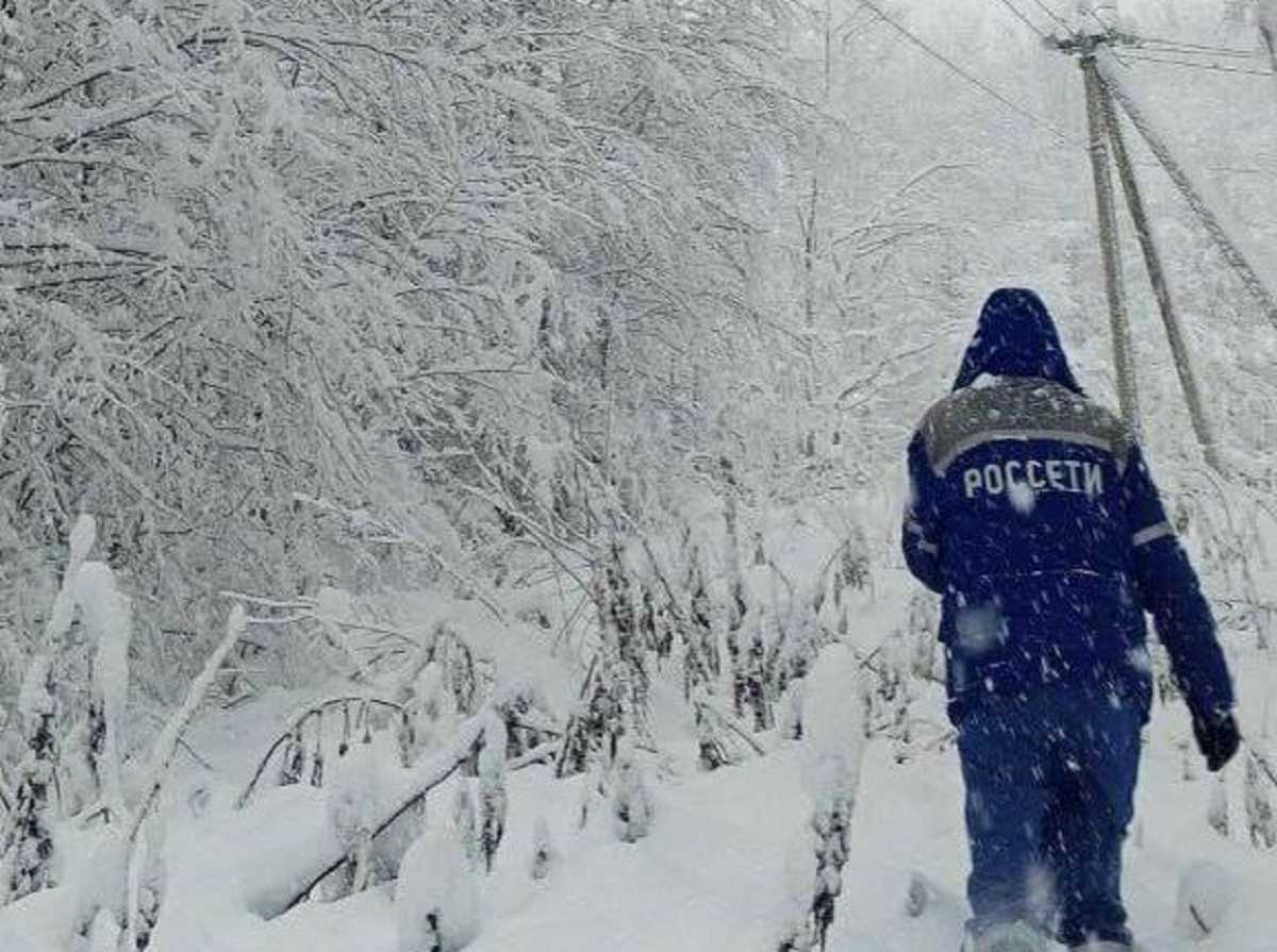 Энергетики усиливают силы и средства для восстановления электроснабжения в Новгородской области