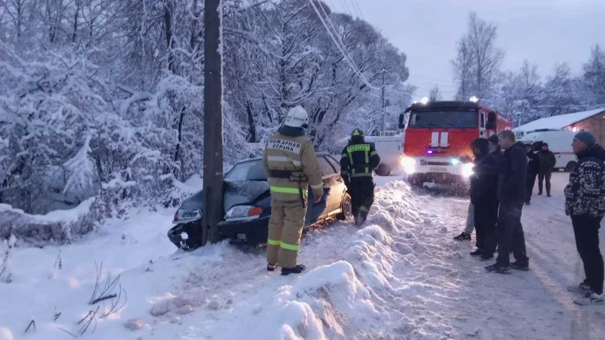 Молодой человек, находящийся за рулём, доставлен с травмами в Маловишерскую ЦРБ.