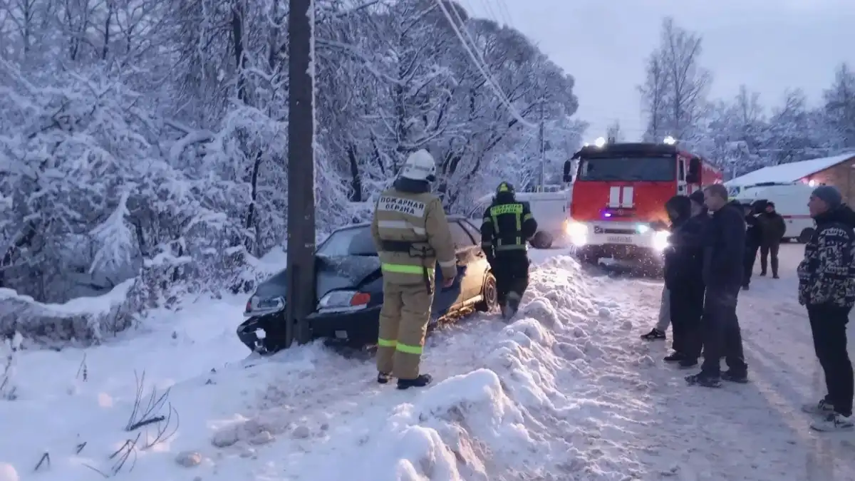 Молодой человек, находящийся за рулём, доставлен с травмами в Маловишерскую ЦРБ.