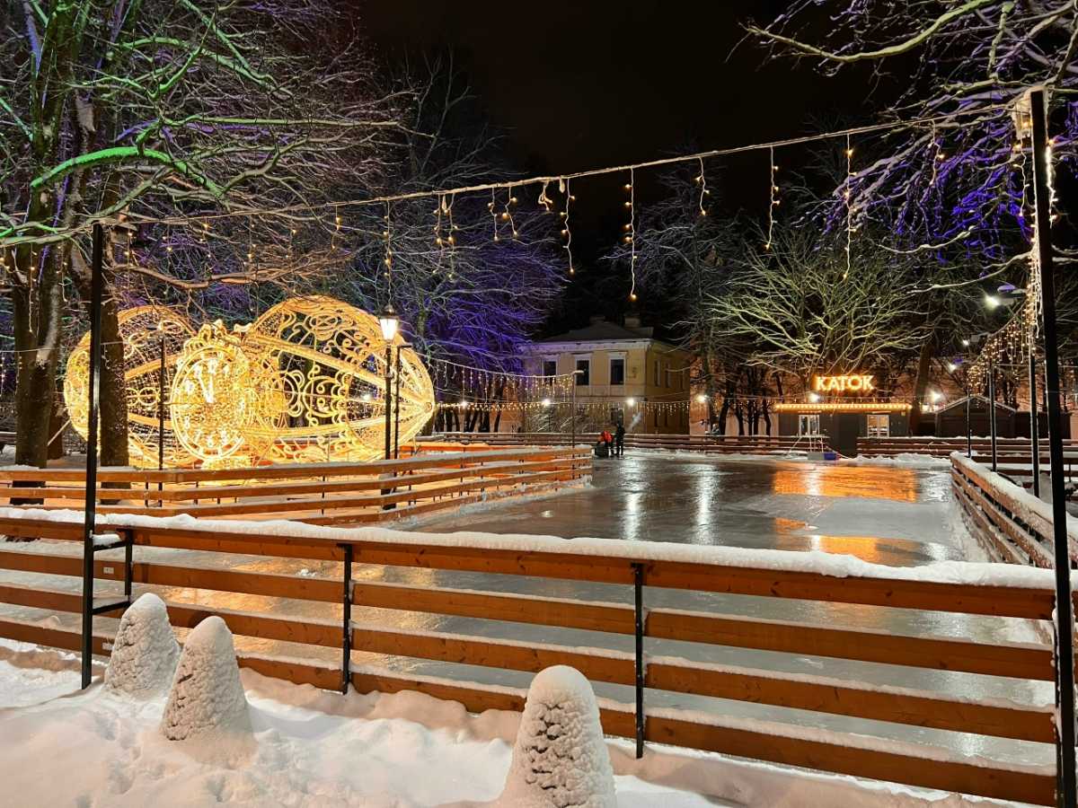 Каток в Кремлёвском парке украшает огромная композиция «Часы Фаберже».