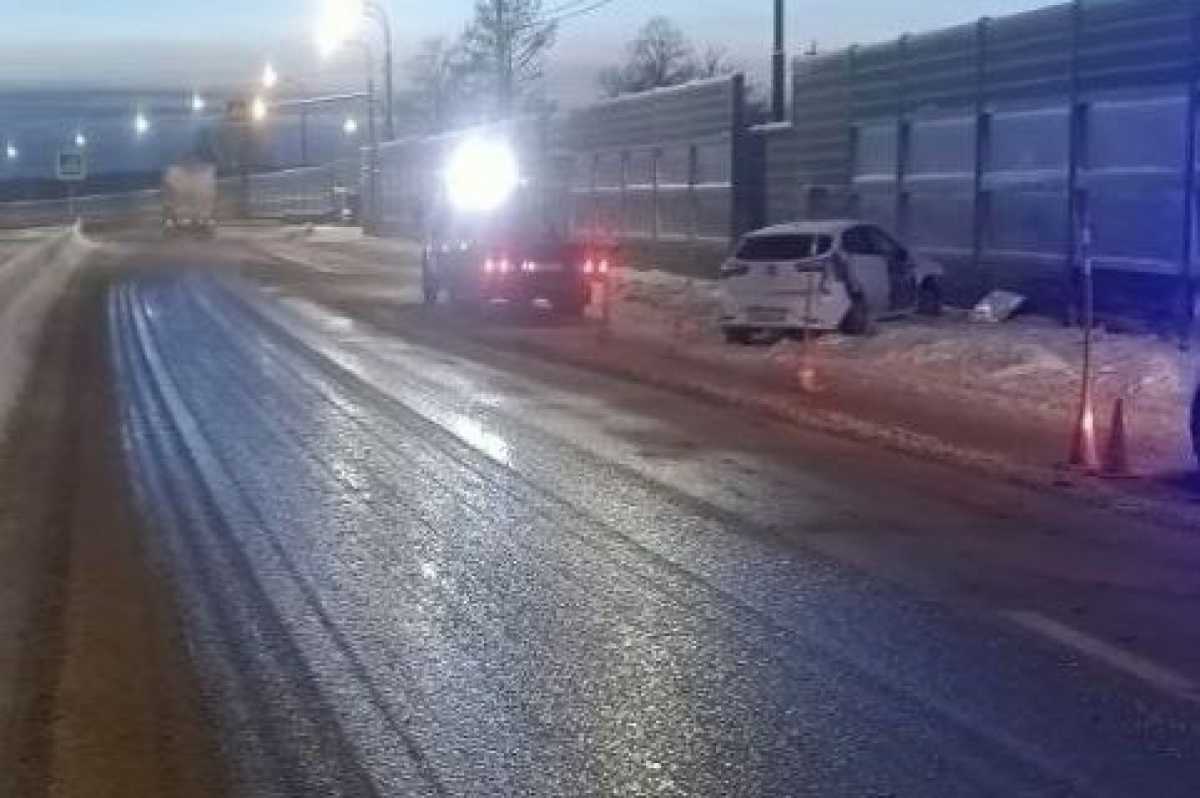 Легковушка врезалась в шумозащитный щит на трассе М-10 под Чудовом
