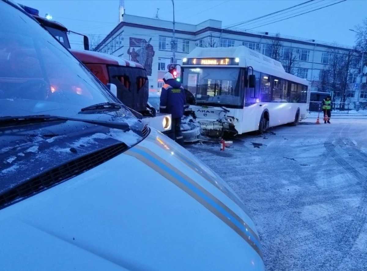 В Великом Новгороде на перекрёстке столкнулись автобус и легковушка