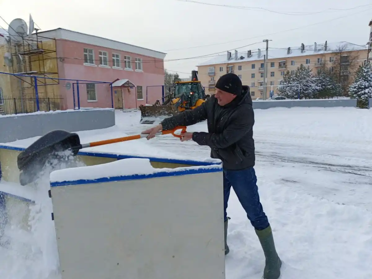 Подготовка катка у ЦК «Русич»
