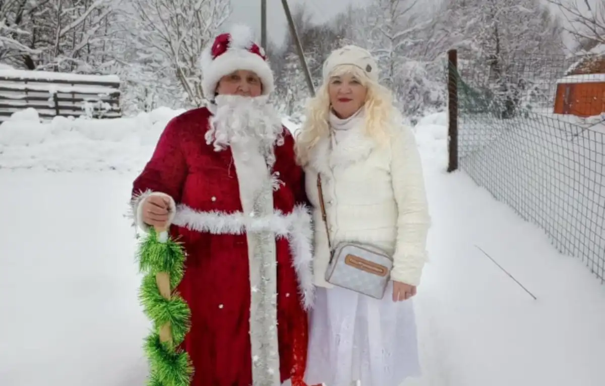 Дед Мороз и Зима приходят к людям с подарками и с пожеланиями благополучия, здоровья, успехов и радости.