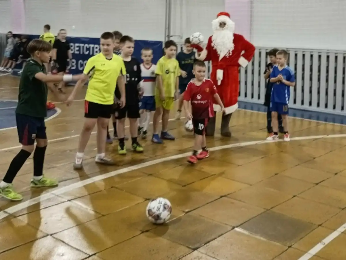 Устроители праздника поблагодарили родителей за помощь в организации турнира и за новую форму для юных футболистов.