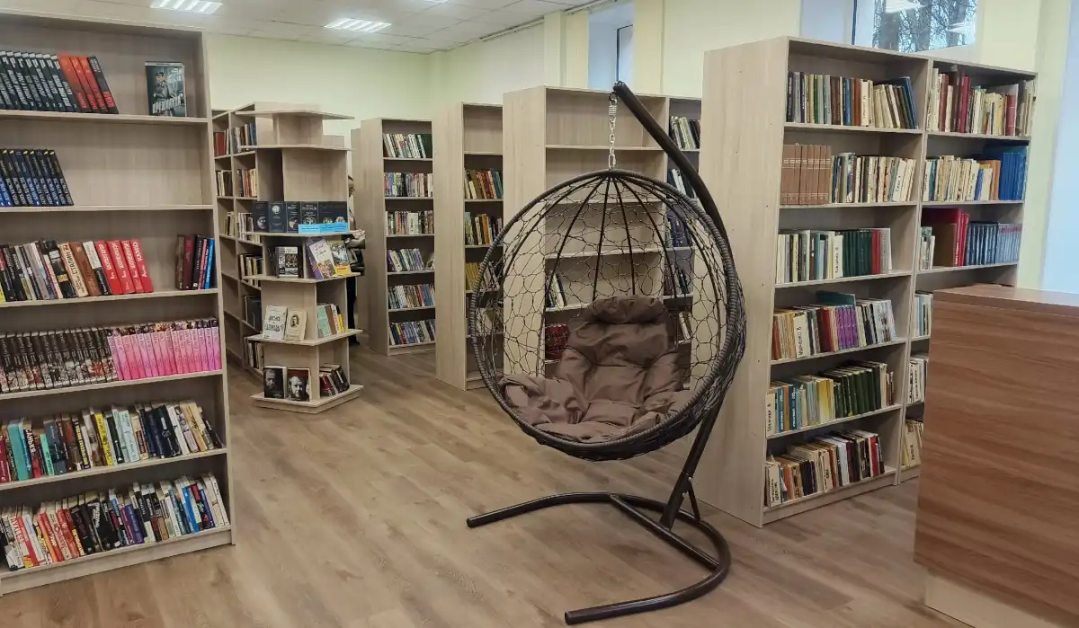 В обновленном интерьере Центральной городской библиотеки им. Ф.М. Достоевского в Старой Руссе.
