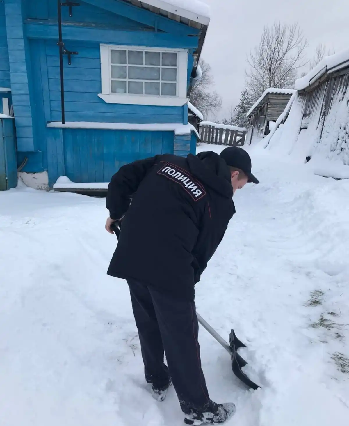 Полицейские выехали в деревню Кривско, где расчистили подворья пожилых людей.