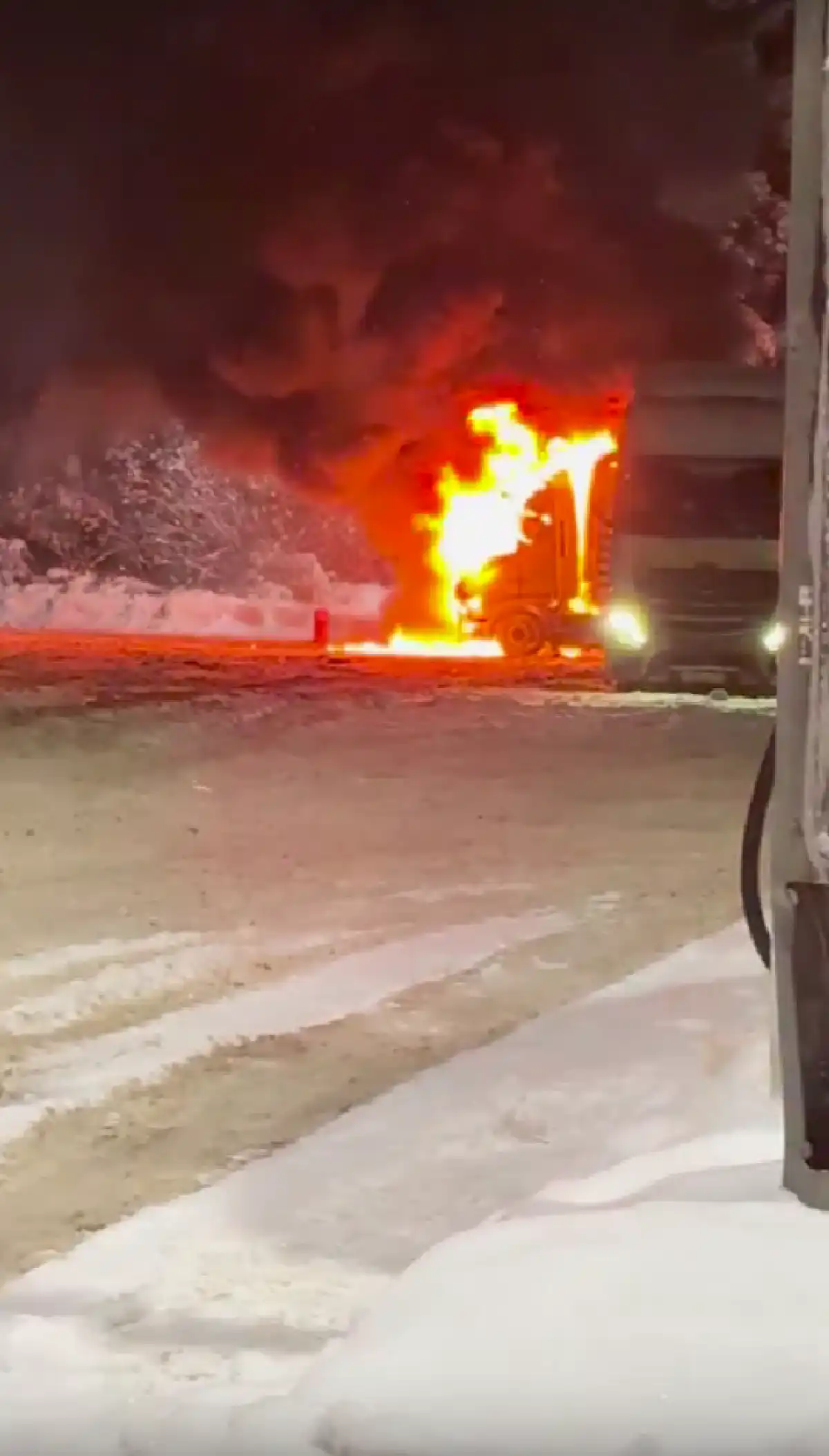 В результате возгорания уничтожены сгораемые детали кабины грузового автомобиля.