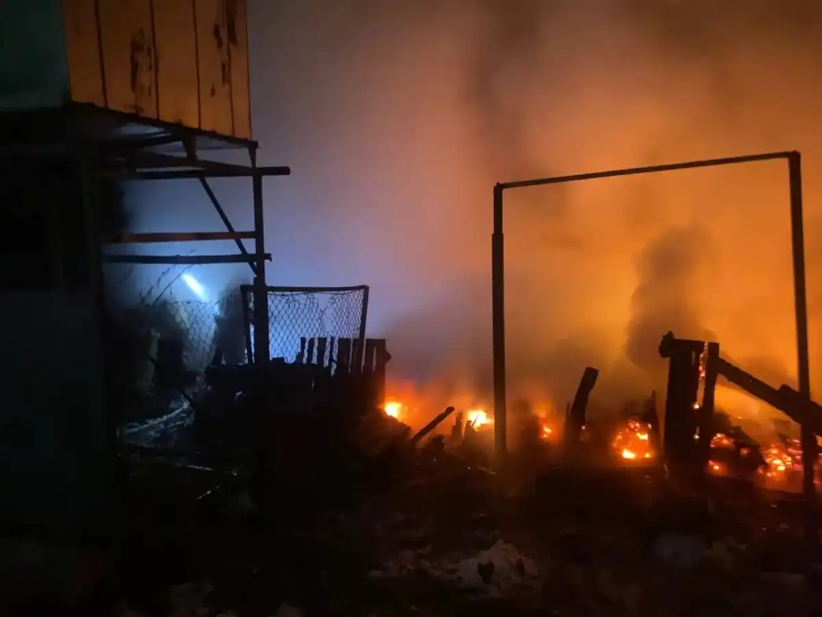 В тушении огня принимали участие четыре человека личного состава и одна единица техники.