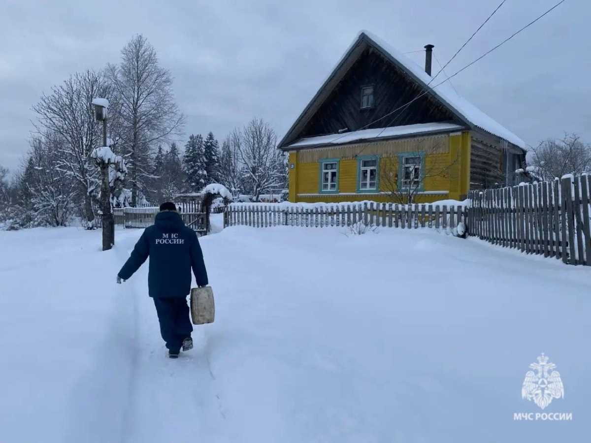 Оперативные группы местных пожарно-спасательных гарнизонов помогают нуждающемуся населению.