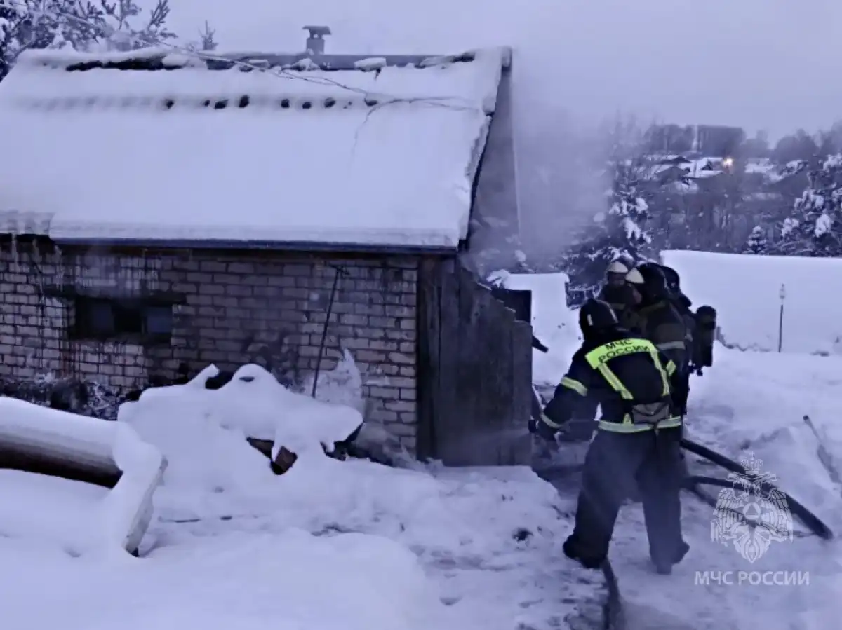 В Боровичах пожарно-спасательные подразделения тушили возгорание бани.