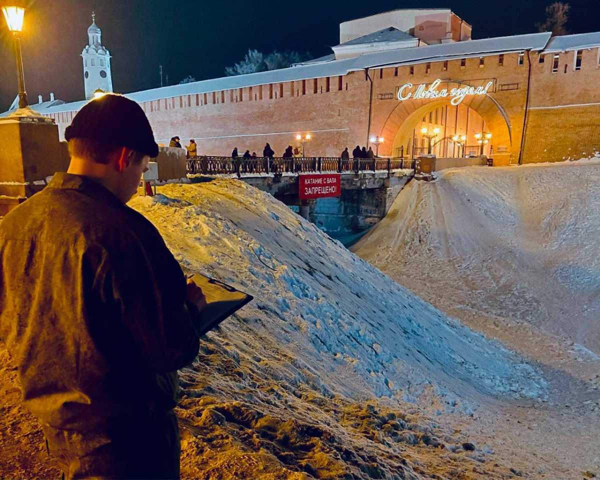 Катание с Кремлёвского вала в Великом Новгороде запрещено.