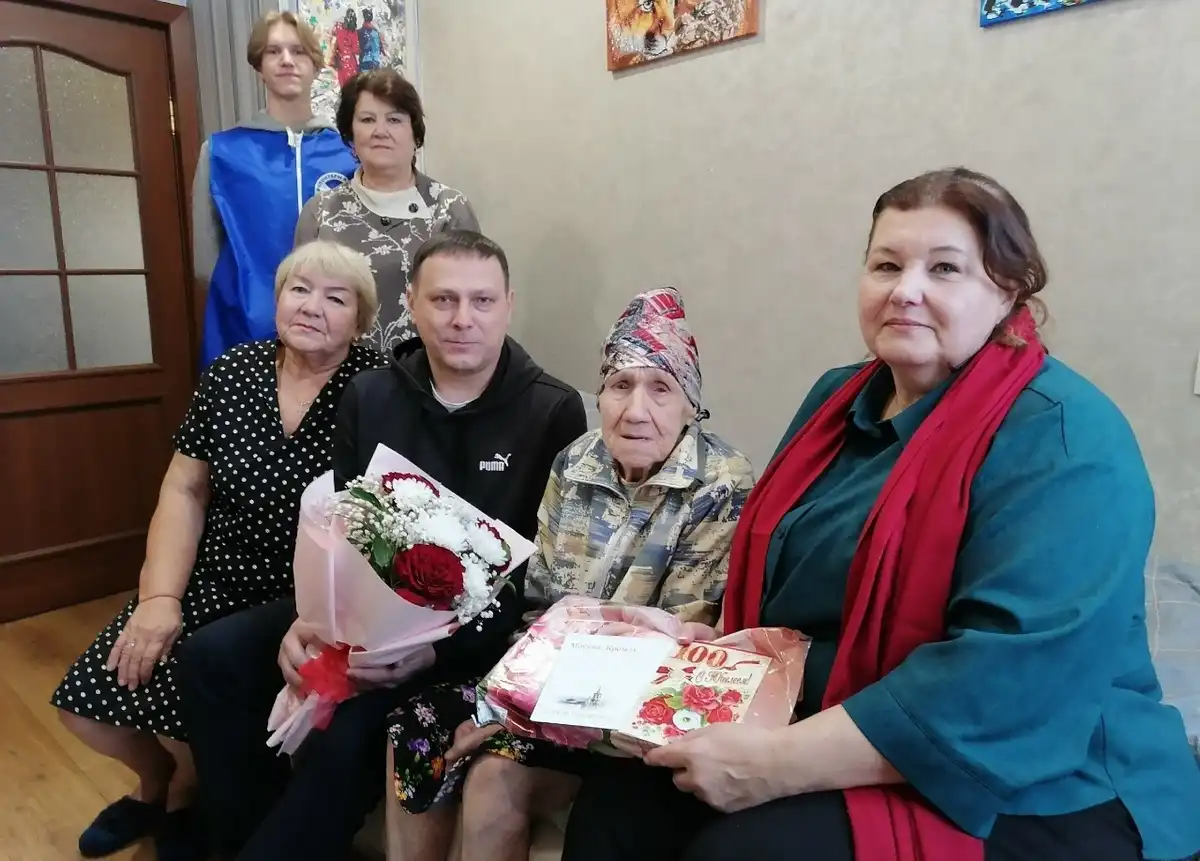 С юбилеем ветерана поздравил глава Чудовского округа Алексей Захаренков.