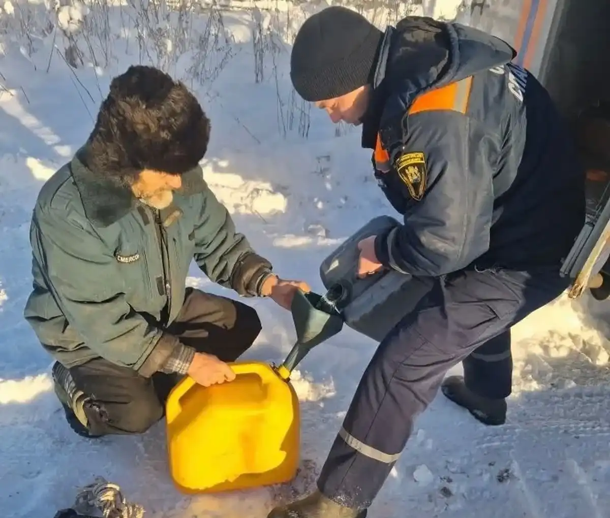 Пожарные доставляют жителям топливо, продукты, воду, лекарства, генераторы.