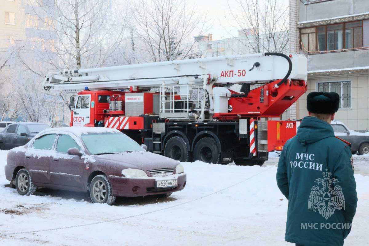 Главное управление МЧС России по Новгородской области напоминает автовладельцам: выбирая парковку, не забывайте оставлять места для подъезда специальной техники!