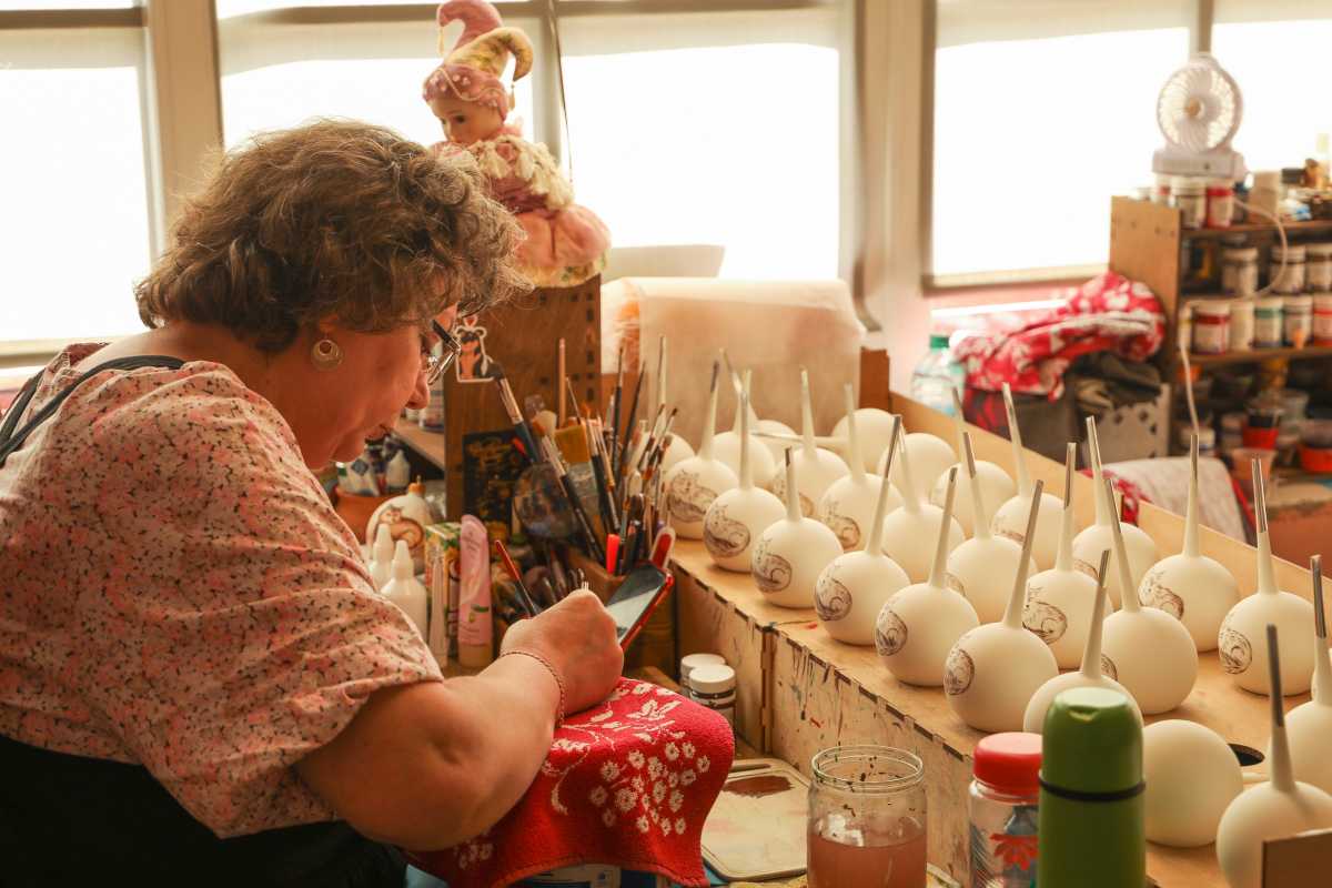 Стеклянные игрушки в мастерской «Рождественское яблоко» создают круглый год