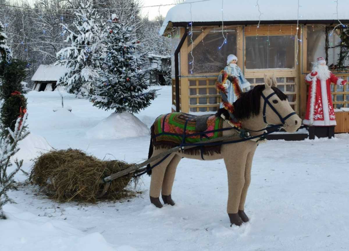 Изготовил коня Тихона местный умелец Вячеслав Панов вместе со своими единомышленниками из ТОС “Горный”.