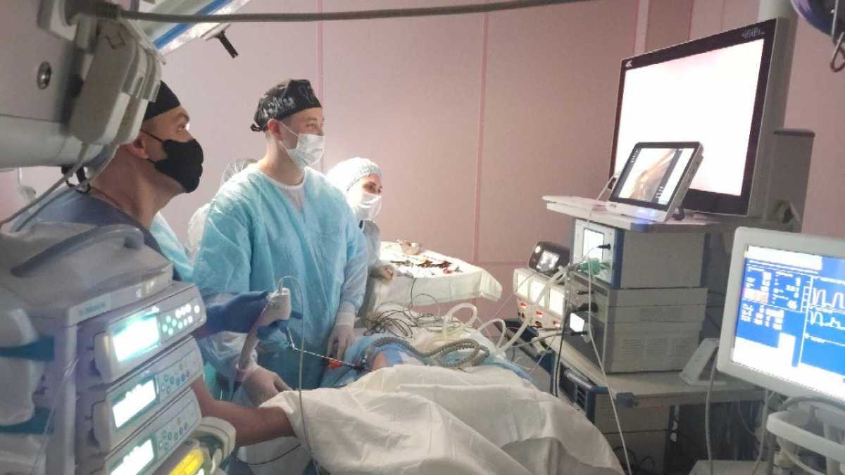 Врач-эндоскопист клиники Педиатрического университета Ксения Ходос выполнила экстренную бронхоскопию маленькой новгородке.