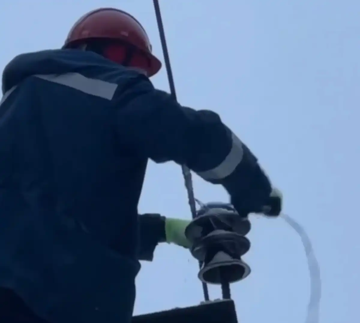 Новгородский филиал компании «Россети Северо-Запад» остаётся в особом режиме работы.