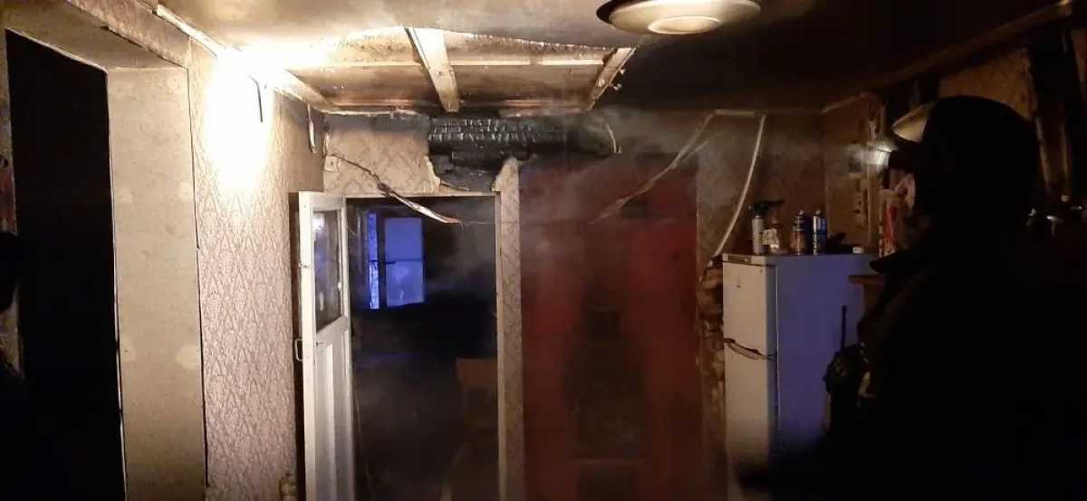 В частном жилом доме в Пестове загорелась отделка рядом с печкой.