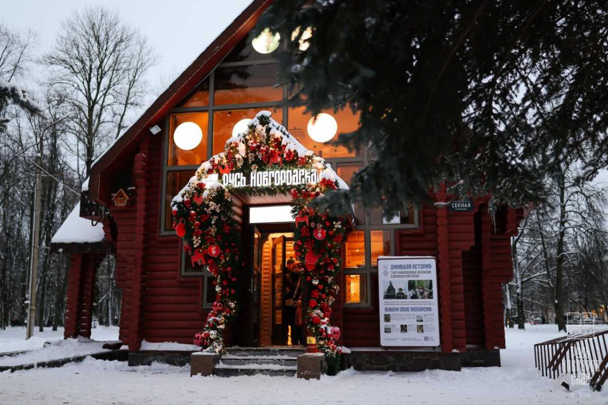 В инфоцентре можно приобрести сувениры и заказать экскурсии.