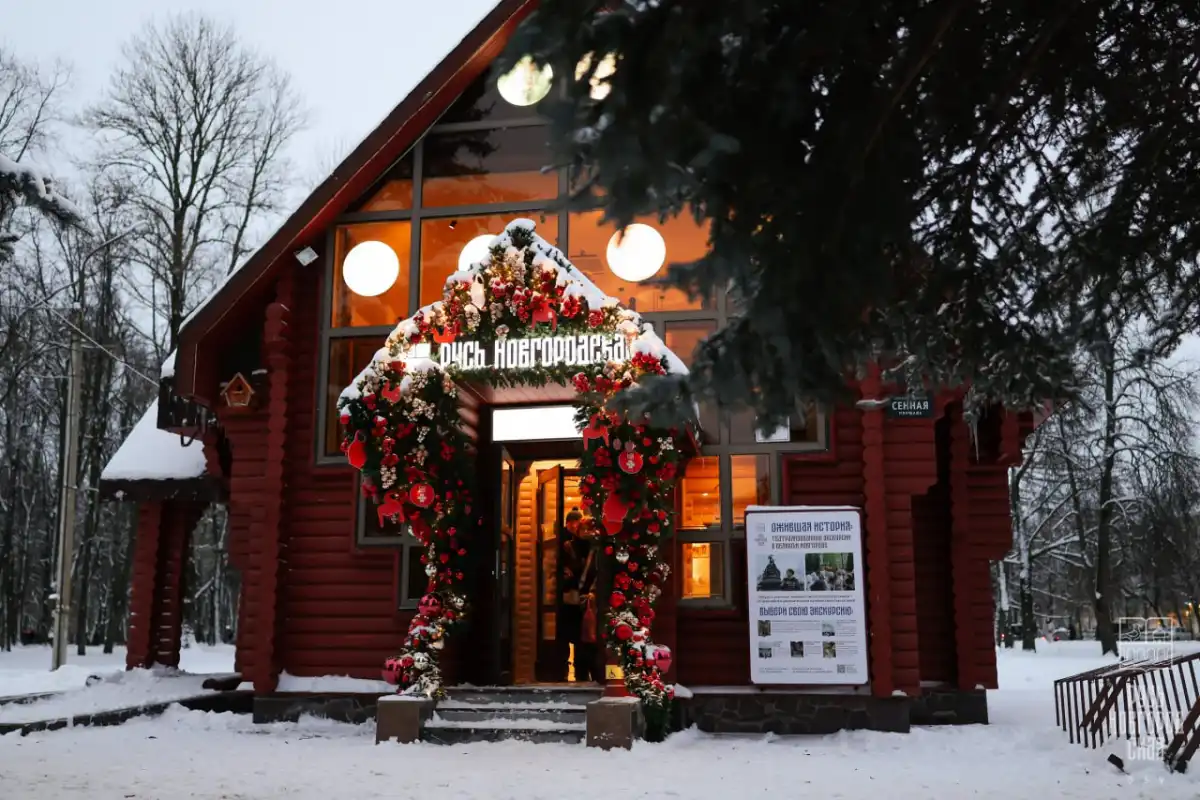 В инфоцентре можно приобрести сувениры и заказать экскурсии.