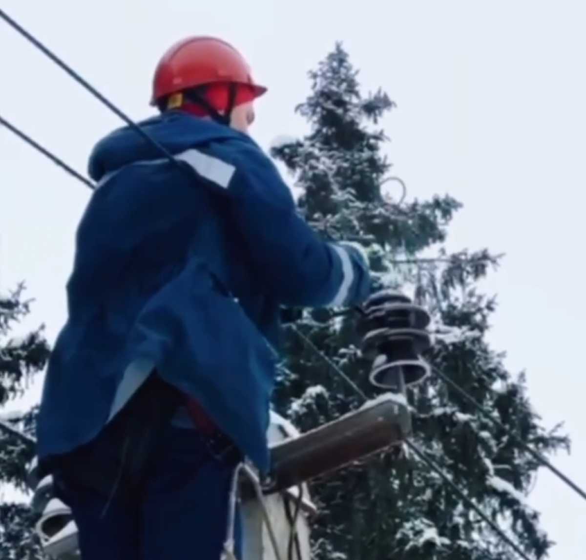 В Новгородской области энергетики продолжают устранять  последствия сильных снегопадов.