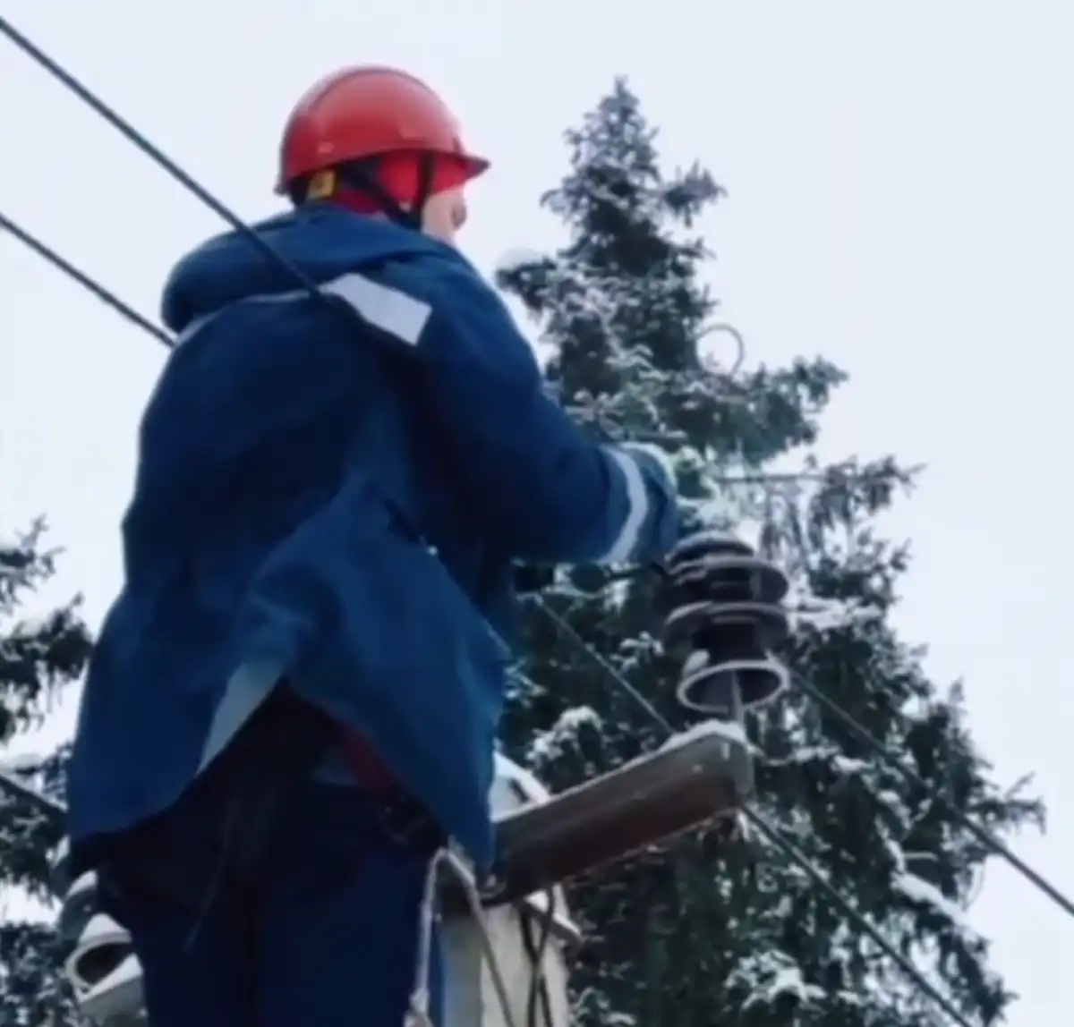 В Новгородской области энергетики продолжают устранять  последствия сильных снегопадов.