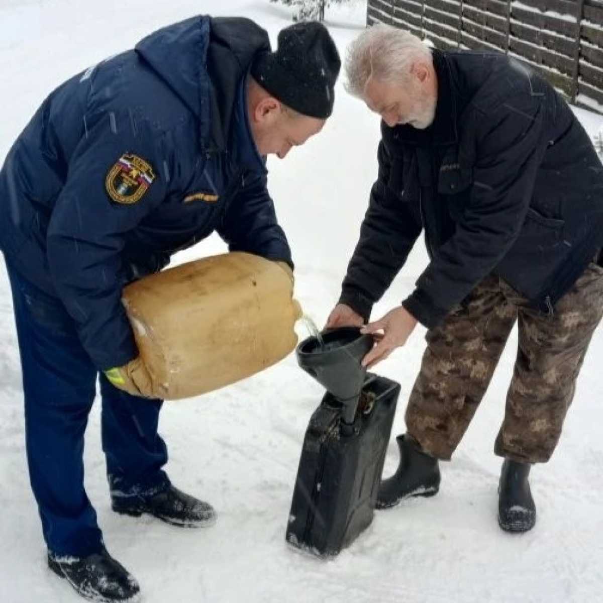 Спасатели доставляют топливо для генераторов в обесточенные сёла Новгородской области