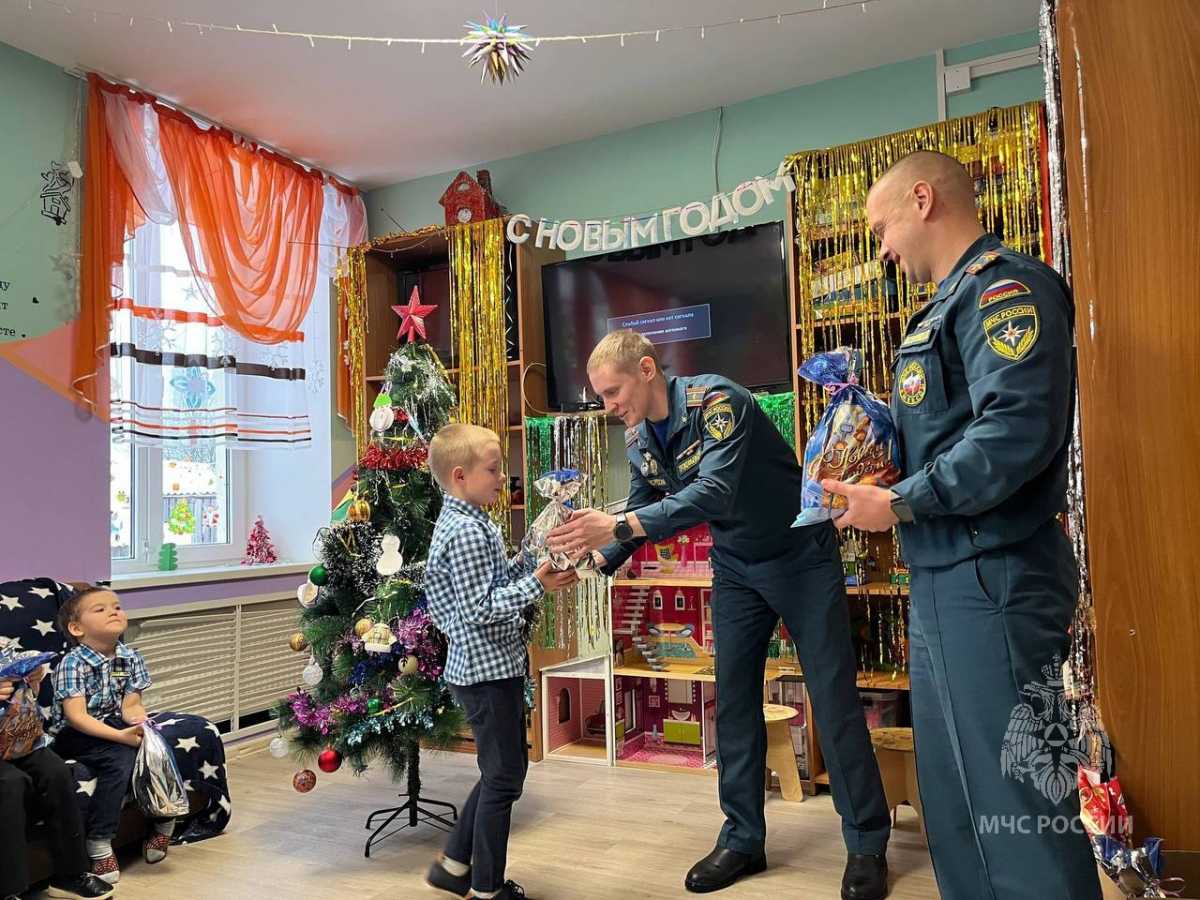 Пожарные из Старой Руссы поздравили воспитанников Поддорского КЦСО